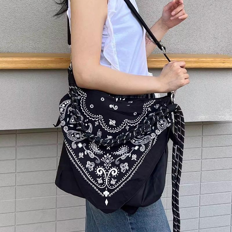 Ta torba crossbody to wszechstronna i modna damska torba podróżna o dużej pojemności i z motywem kwiatu nerkowca.