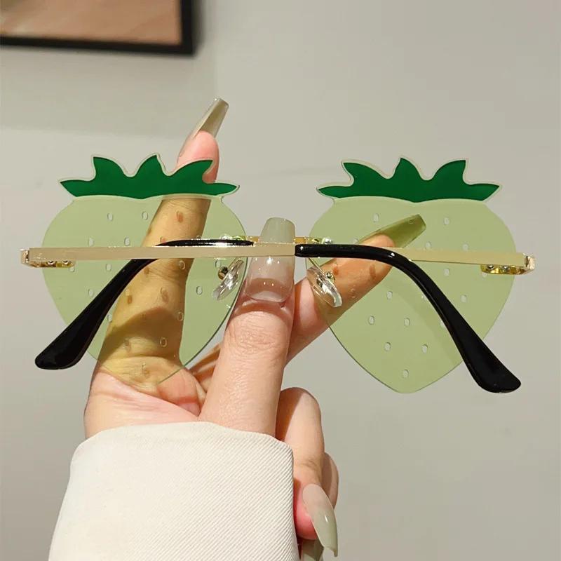 

Pink Cute Strawberry Sunglasses Women For Men Vintage Punk Sun Glasses Popular Luxury Brand Designer Party Rimless Eyeglass As the photo