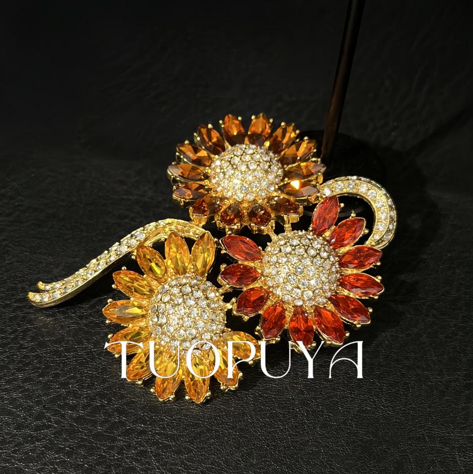 European Retro Sunflower Brooch with Colored Diamonds – Luxurious and Vibrant Floral Accessory