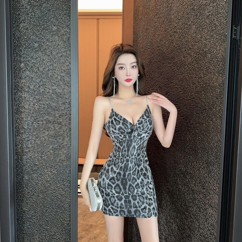 Sexy Low-cut Hip-wrapped Short Skirt, Fashion Temperament, Pure Desire To Close the Waist, Pleated Design, Niche Suspender Dress
