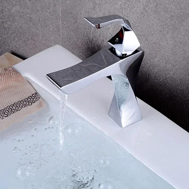 Hot and Cold Water Tap Single Handle Bathroom Faucet Nordic Basin Faucet Golden Chrome Single Hole Water Mixing Tap Deck Mounted