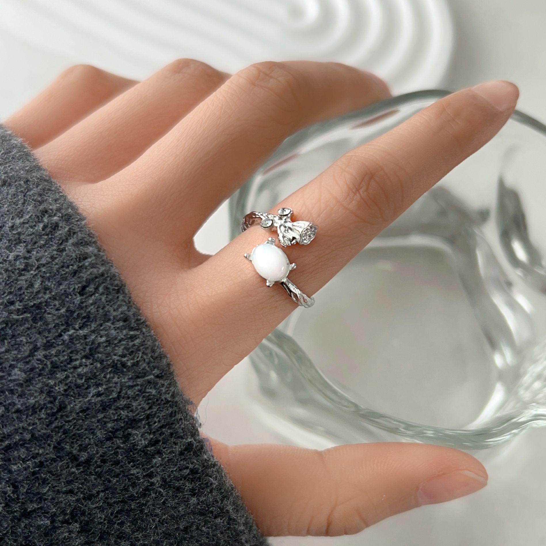 

Серебряное кольцо на указательный палец с неровной складкой — высококачественный, холодный стиль, открытый дизайн.