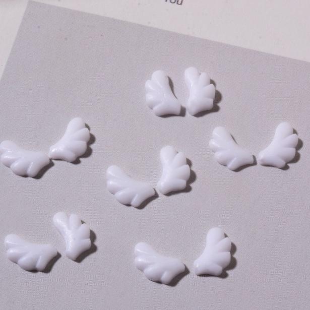 50 Stück links/rechts gespleißte Engelsflügel Nail Art Charms linke und rechte Flügel weißes Harz Nail Art Dekorationswerkzeuge
