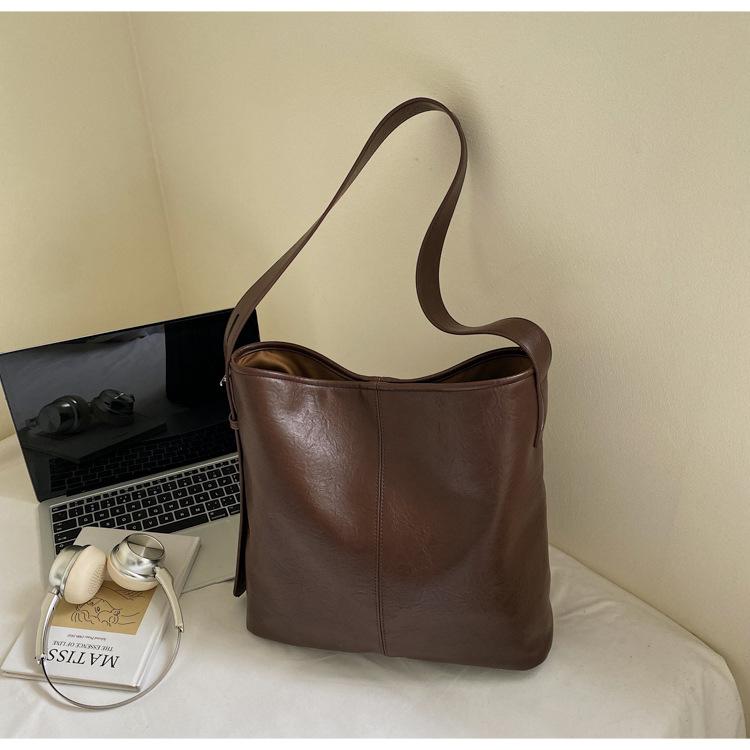 

Мода 2025 лето новая простая сумка под мышкой сумка на плечо повседневная универсальная трендовая большая вместимость сумка-тоут женская темно-коричневого