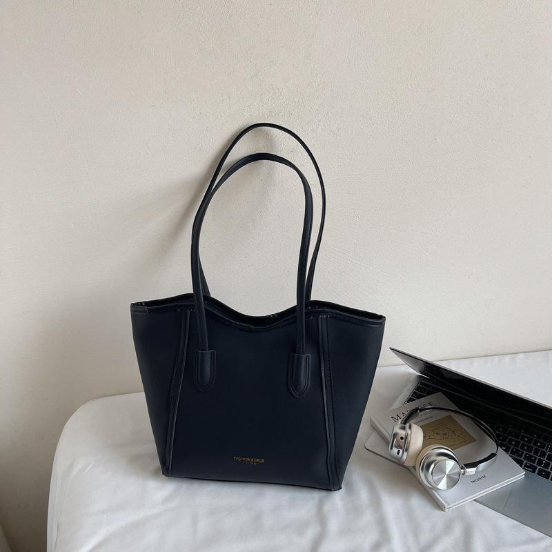 

Commuting versatile large-capacity fashion tote bag women s personality leisure new 2025 niche solid color shoulder bag чёрный
