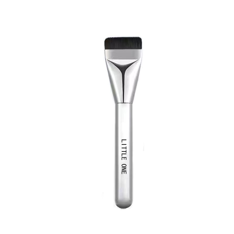Curved Flat-Head Foundation Brush: Seamless, Lightweight, and Non-Absorbing Makeup Tool