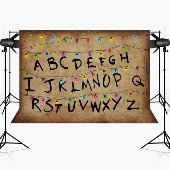 Sfondo Alfabeto Rustico Retro Colorato Alfabeto con Luci a Stringa Tema Sottosopra Oggetti di Scena per Foto per Halloween Forniture per Feste di Compleanno