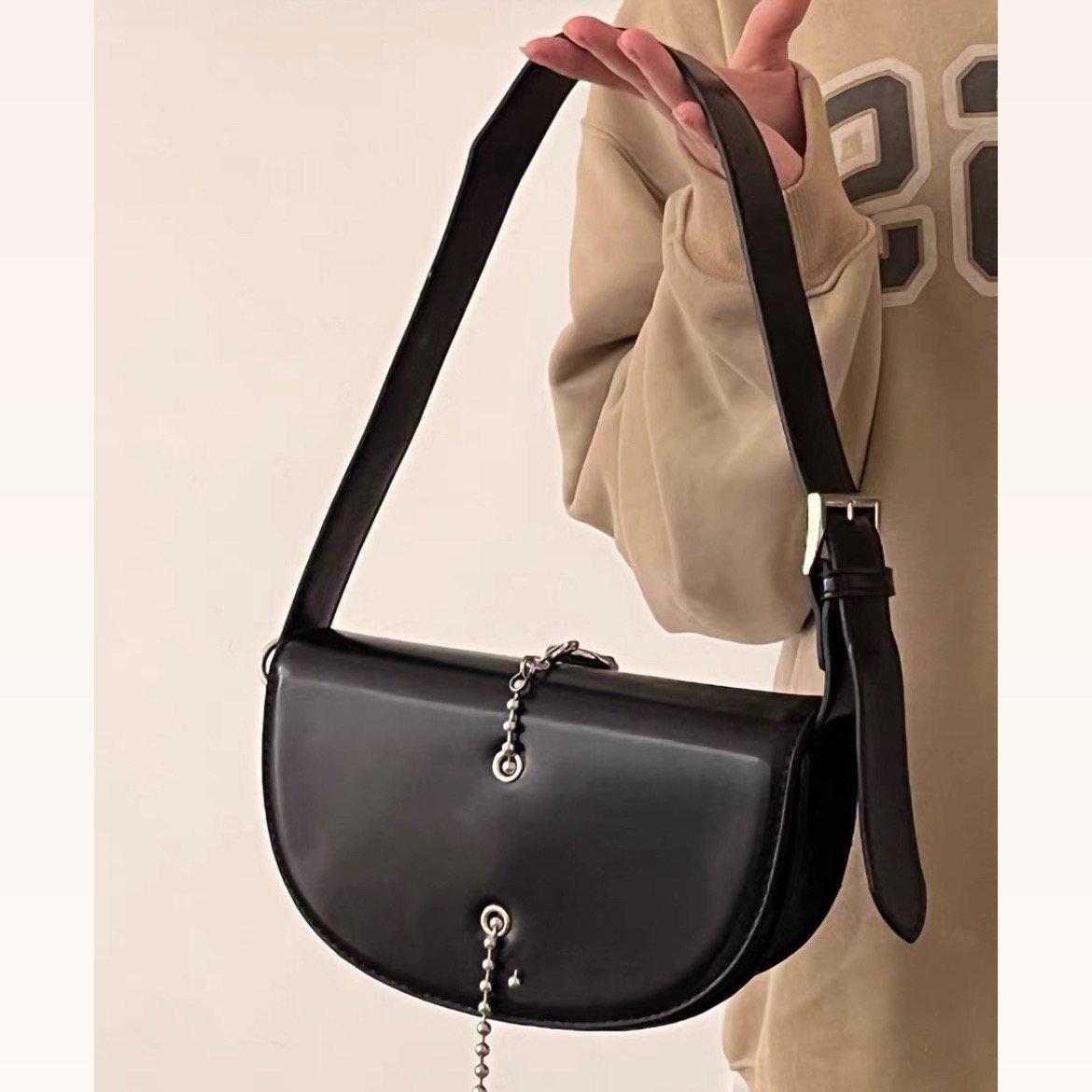 

Сумка женская фирменная фактура двойная цепочка сумка-мессенджер сумка-седло супер крутая черная портативная сумка на плечо 15*6*25 чёрный