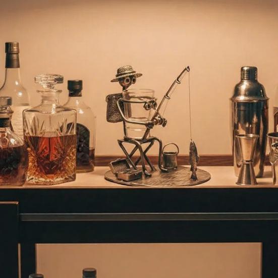 Suport pentru pahar de vin Pescar Sculptură Pescar din Metal Lucrat Manual cu Suport pentru Pahar Mic Încorporat Suport Amuzant pentru Băuturi pentru Decorul Biroului Tatălui