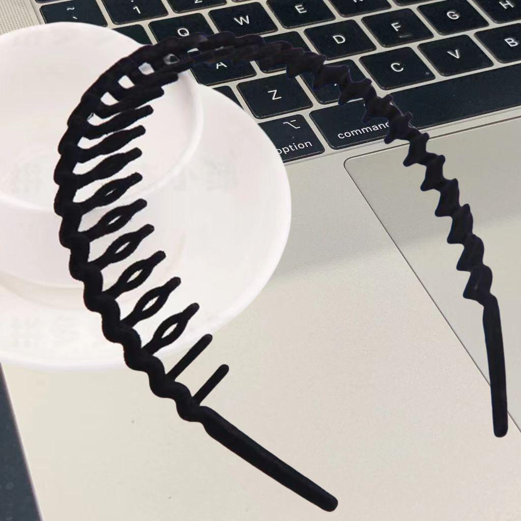 Women's Non-Slip Flocked Headband: Perfect for Face Washing, Securing Bangs, and Taming Flyaways.