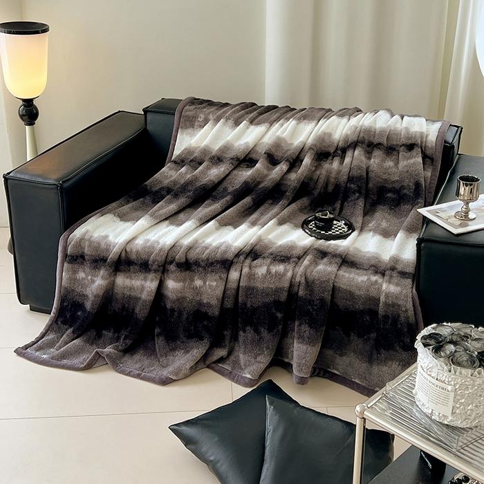 

2025 new high gram weight stripe smudging blanket multi-functional office nap leisure blanket rabbit plush hemming blanket 100x150cm 1pcs