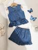 Süßes und liebliches zweiteiliges Set für kleine Mädchen: Ein Denim-Top mit Trägern, verziert mit einer 3D-Schleife und einem Rüschensaum, kombiniert mit stilvollen Denim-Shorts mit Rüschen.