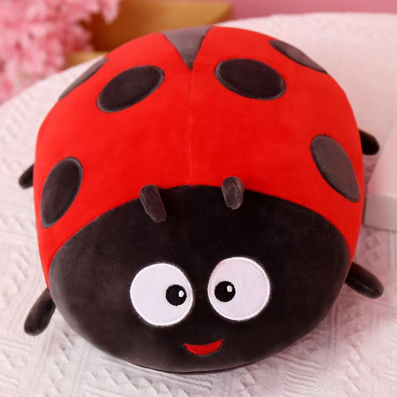 Seria Biedronka Pluszowa Zabawka Figurka 40/50cm Kreskówka Anime Urocza Poduszka Dekoracja Domu Prezent na Urodziny Dziecka
