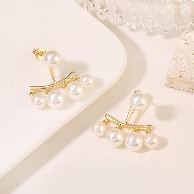 

Zhongxing Luxurious Silver Pearl Earrings with Versatile Letter Needle Design
