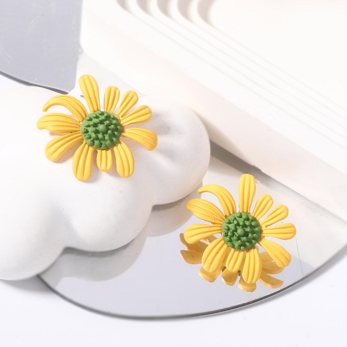 

Летний корейский стиль для отпуска, сладкая и свежая атмосфера, серьги-пусеты в виде ромашек с напылением, стильные и универсальные серьги