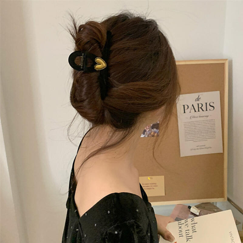 Loei Vintage Gold Heart Velvet Hair Clip black