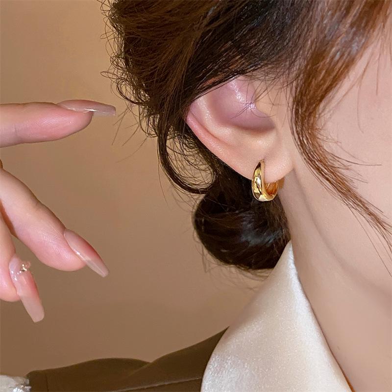 Koreanische Trendige Kleine Creolen: Exquisite goldbeschichtete Kupfer-Creolen & Ohrstecker