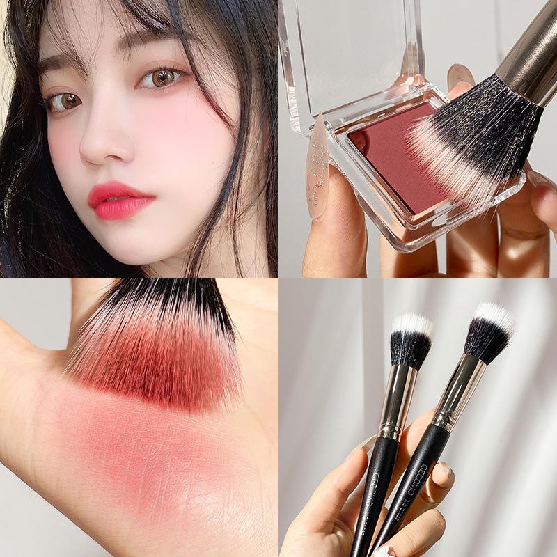 Flat-Top Stippling Blush Brush by GECOMO: Long handle, soft bristles, non-absorbing powder, ideal for easy makeup application and beginners.