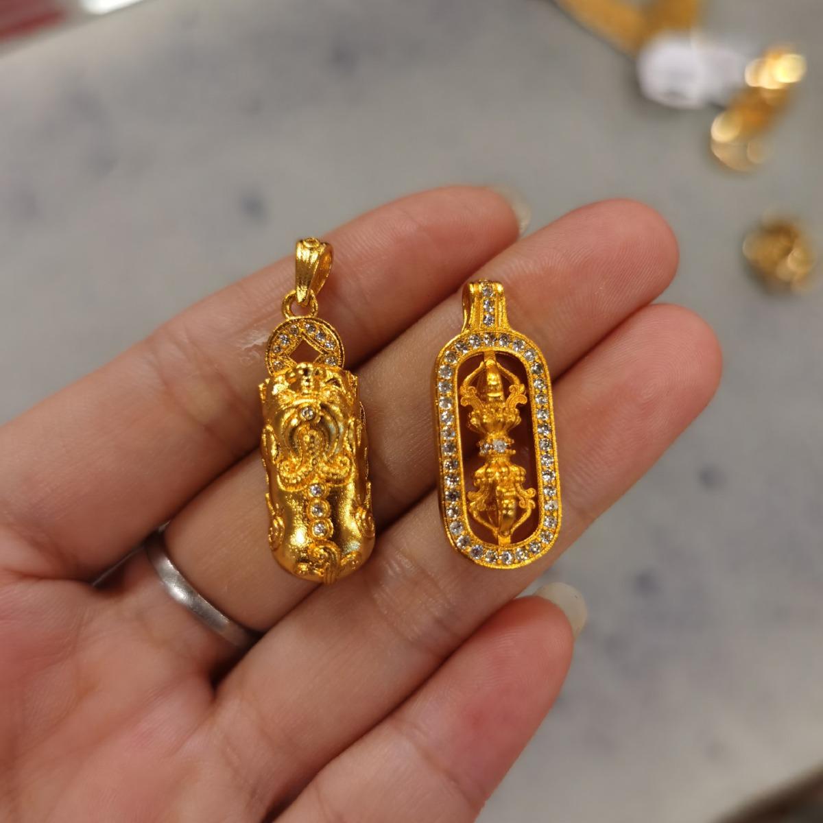 

Wei Xue s Diamond-Studded Pixiu Vajra Pendant Necklace in Imitation Sand Gold