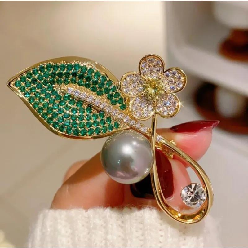 SKEDS Luxury Green Crystal Leaf Plant Flower Brooch for Women Banquet Corsage Elegant Pearl Suit Pin Lady Wedding Jewelry