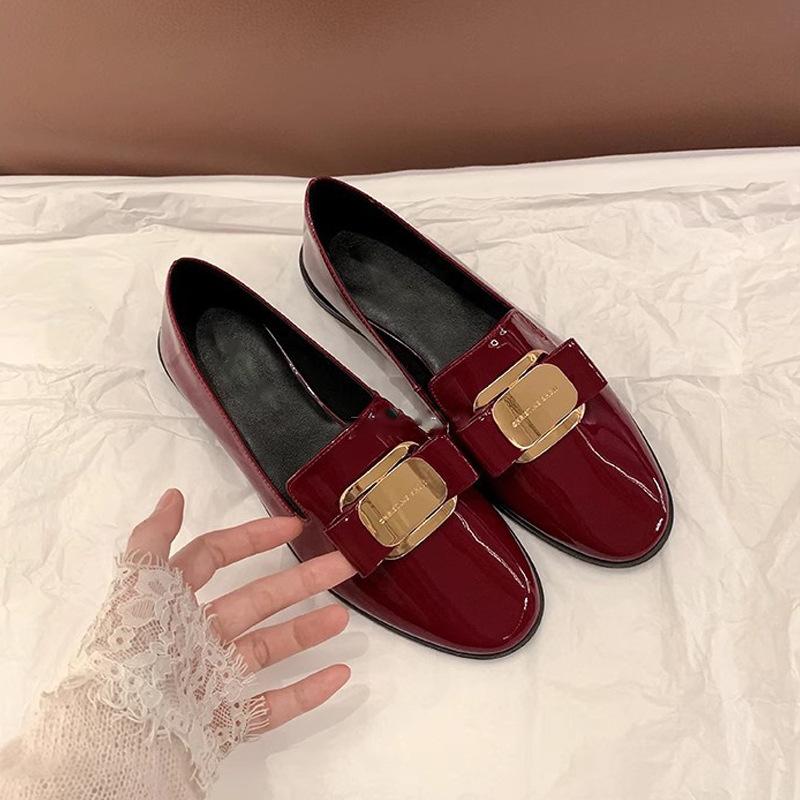 

2025 весна новая красная обувь на плоской подошве, одинарная обувь, металлическая пряжка, ленивая обувь на одном педале, маленькие кожаные туфли с мягкой подошвой, женская 35