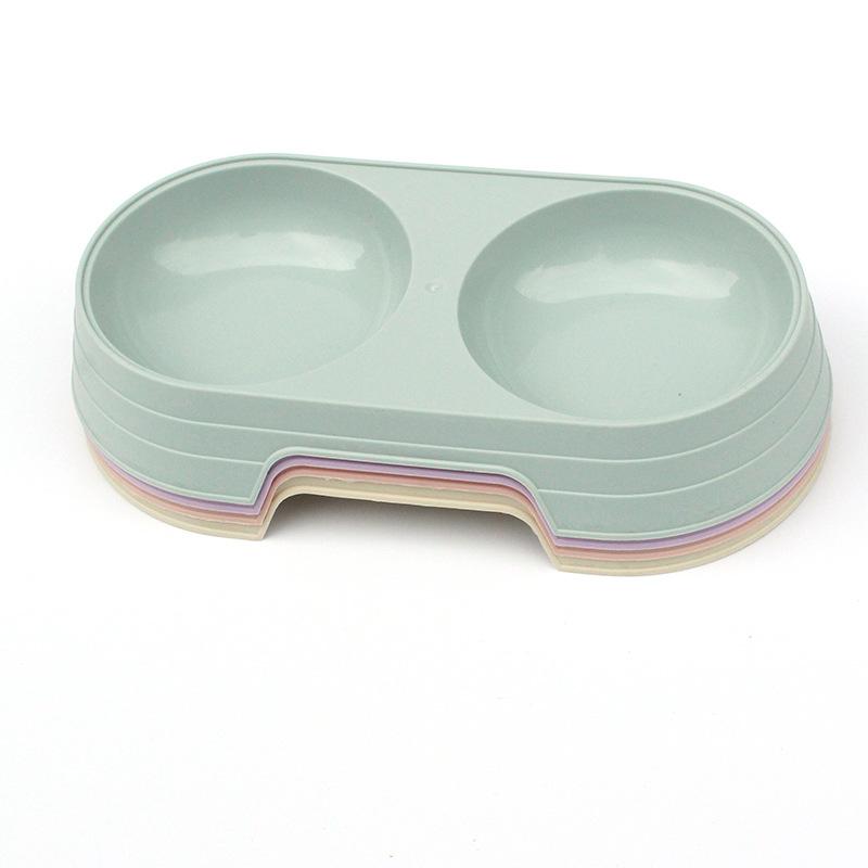 Zwierzęta domowe, koty i psy, piją i jedzą. Miska do ryżu podwójnego zastosowania. Artykuły dla zwierząt. Podwójna miska