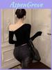 T-shirt Nera Scollo a Barca con Ricamo per uno Stile Sexy da Ragazza