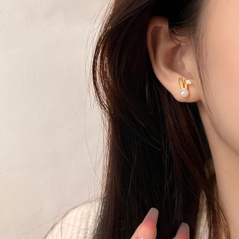 New Style of Pearl Earrings and Rabbit Earrings for Best Friends