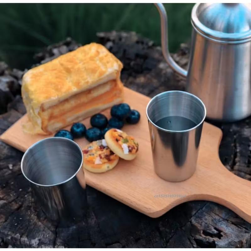 Set aus 4 Edelstahl Outdoor Tragbare Mini-Trinkbecher mit Trageetui für Wandern Camping Reisen Kompakte Wasserflaschen