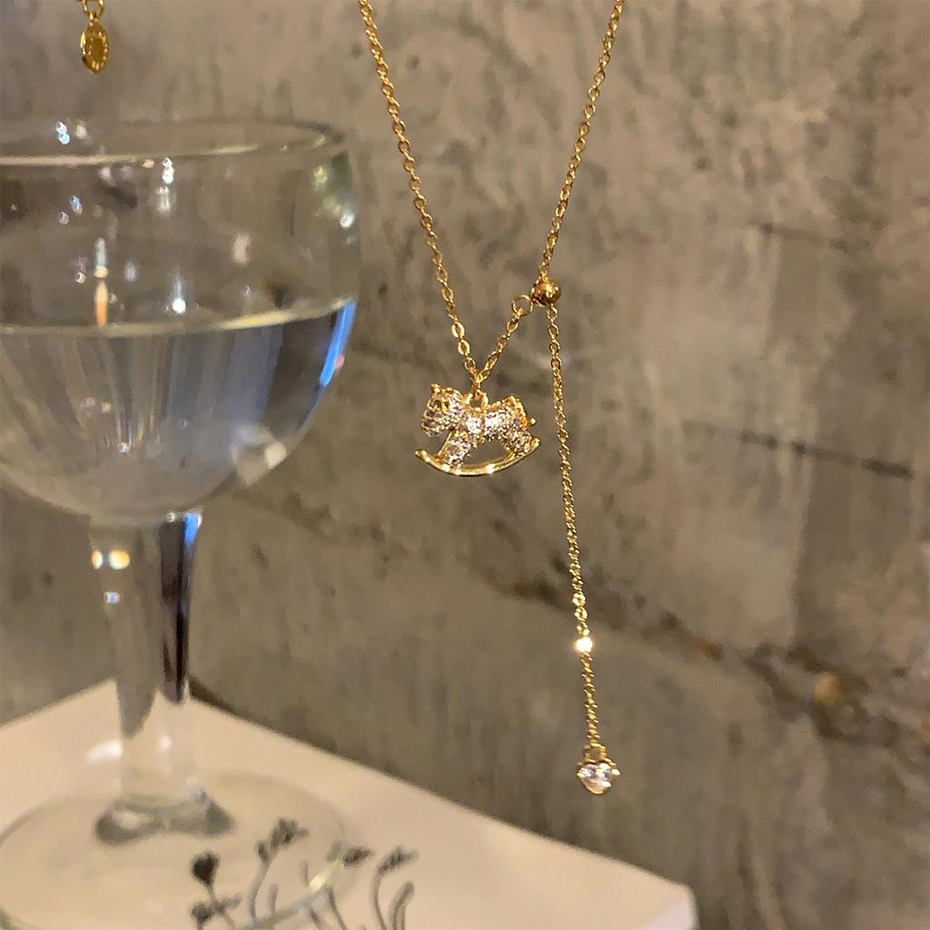 Goldfarbene Tierkreiszeichen Pferd Anhänger Halskette für Damen Chinesischer Stil Neujahr Schlüsselbein Choker Party Alltag Schmuck Glücksschmuck