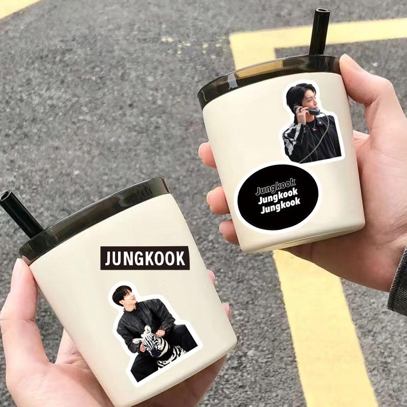 BTS Set di Adesivi Jungkook - 50pz Kpop Bangtan Boys Adesivi Fotografici per Laptop Borraccia Custodia Telefono Bagaglio Scrapbooking Regalo per Fan ARMY
