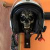 Držák na motocyklovou helmu Lebka - Nástěnný stojan pro uložení helem, bund, čepic, baseballových a ragbyových helem, pryskyřičný design