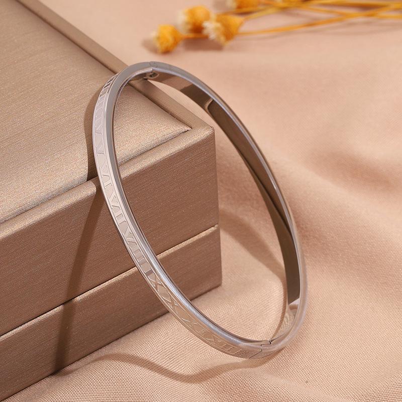 Hot-selling titanium steel bracelet, girls' high-end sense of fashion, popular light luxury in Europe and the United States, Gypsy star love diamond