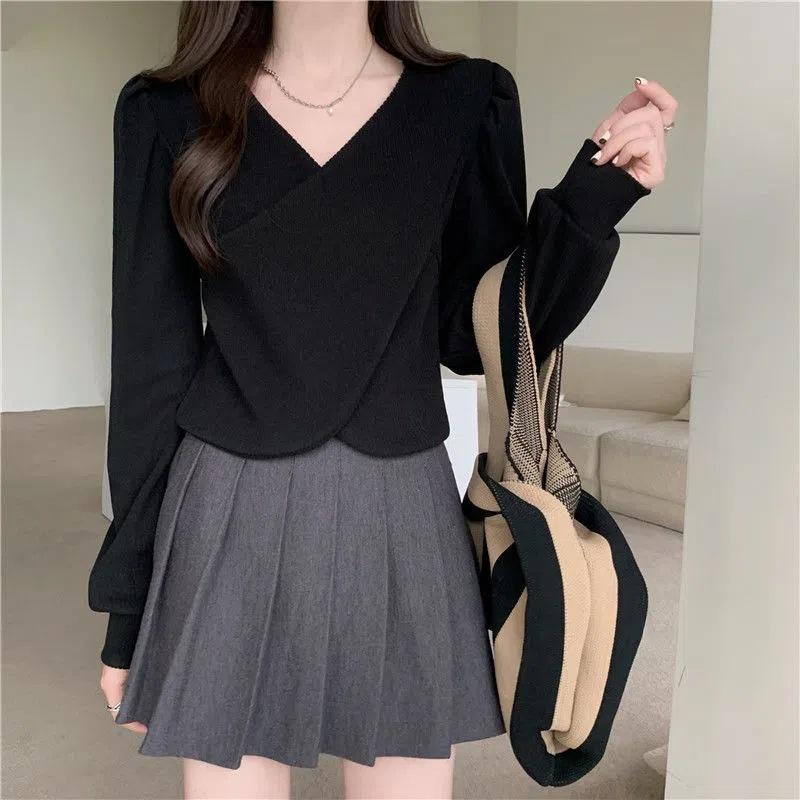 Short V-neck Base Shirt for Women with Niche Design and High Waist Long-sleeved T-shirt Spring and Autumn Puff Sleeve Irregular Top