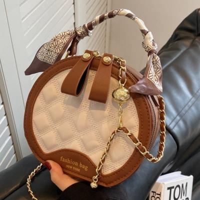 Diamantmønstret brodert underarmsveske, kjede crossbody-veske og håndholdt liten rund veske er populære