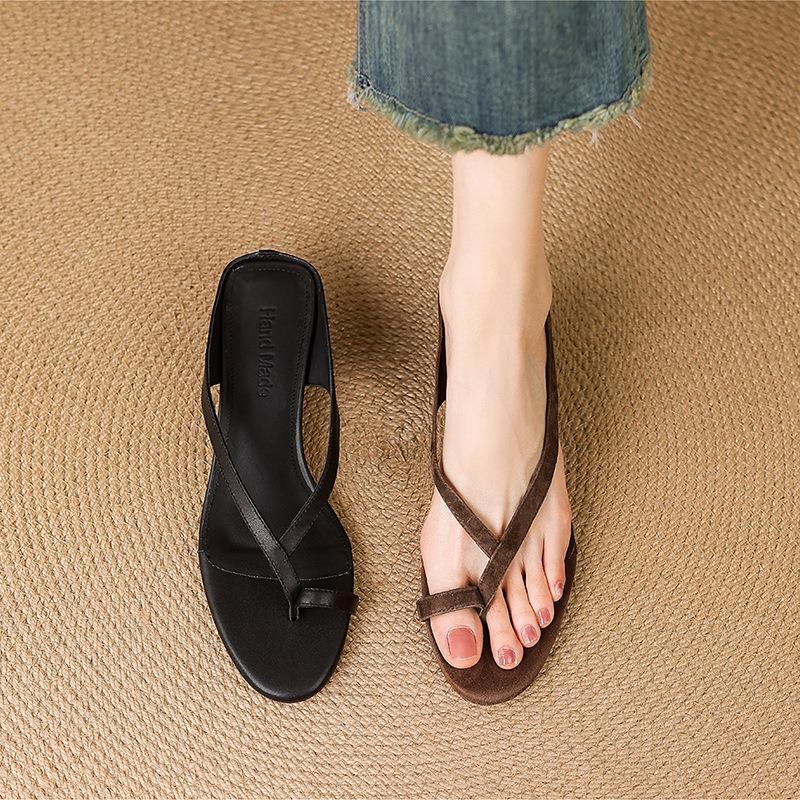 Beautiful slope heel flip-flops for women in summer wear new high-end seaside beach toe cold slippers