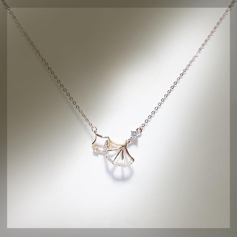 Aprikosenblatt-Halskette für Damen, leichte Luxus-Nische, Sansheng, Glücksblatt, Schlüsselbeinkette, Edelstahl, Blatt-Halskette