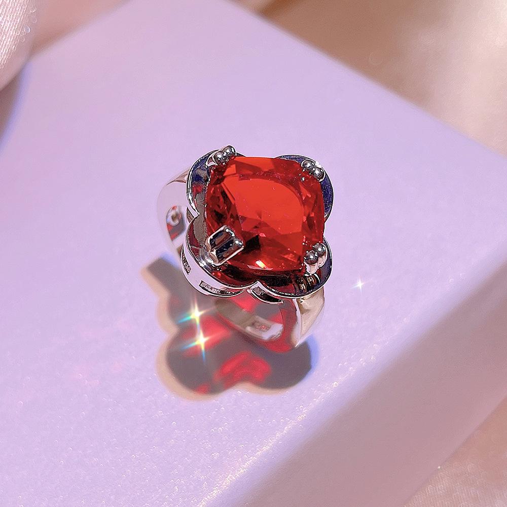 Brillanter Schmuck Dreiteiliges Set für Damen Mode Roter Zirkon Schmuck Verstellbarer Ring Kleeblattform Ohrring Halskette Schmuckset