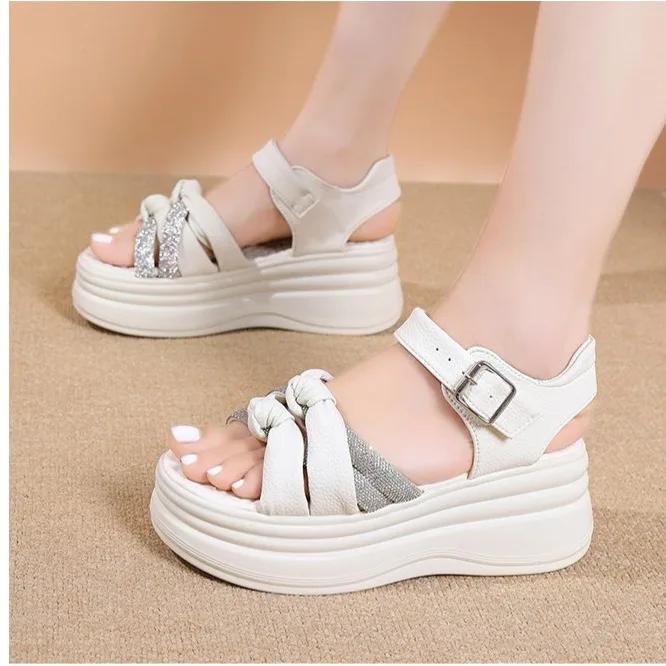 

Мода 2025 Новые сандалии на танкетке Женские с круглым носком Повседневная одежда Открытый носок Линия с женскими бежевыми серебристыми розовыми сандалиями 40 бежевый