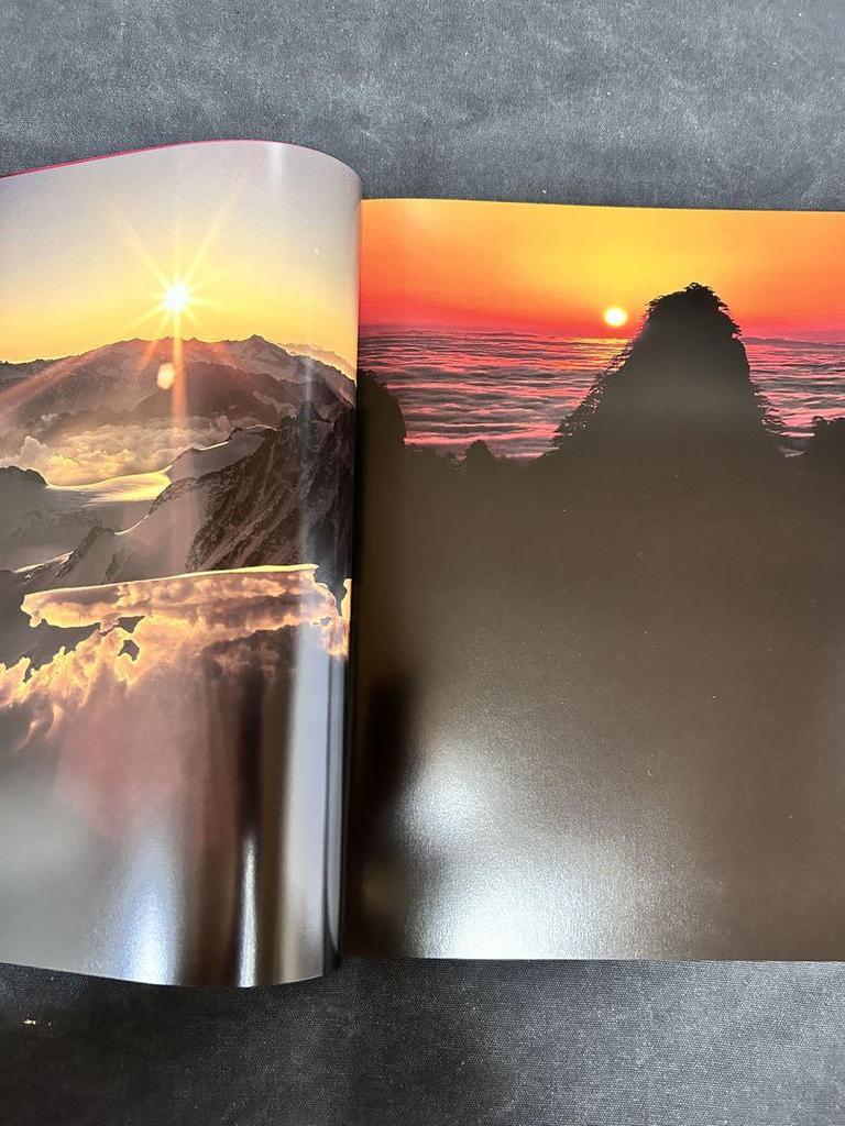 [USED] Signed book, price 28,000 yen. The original landscape of the gods, a collection of works by Yoshikazu Shirakawa.