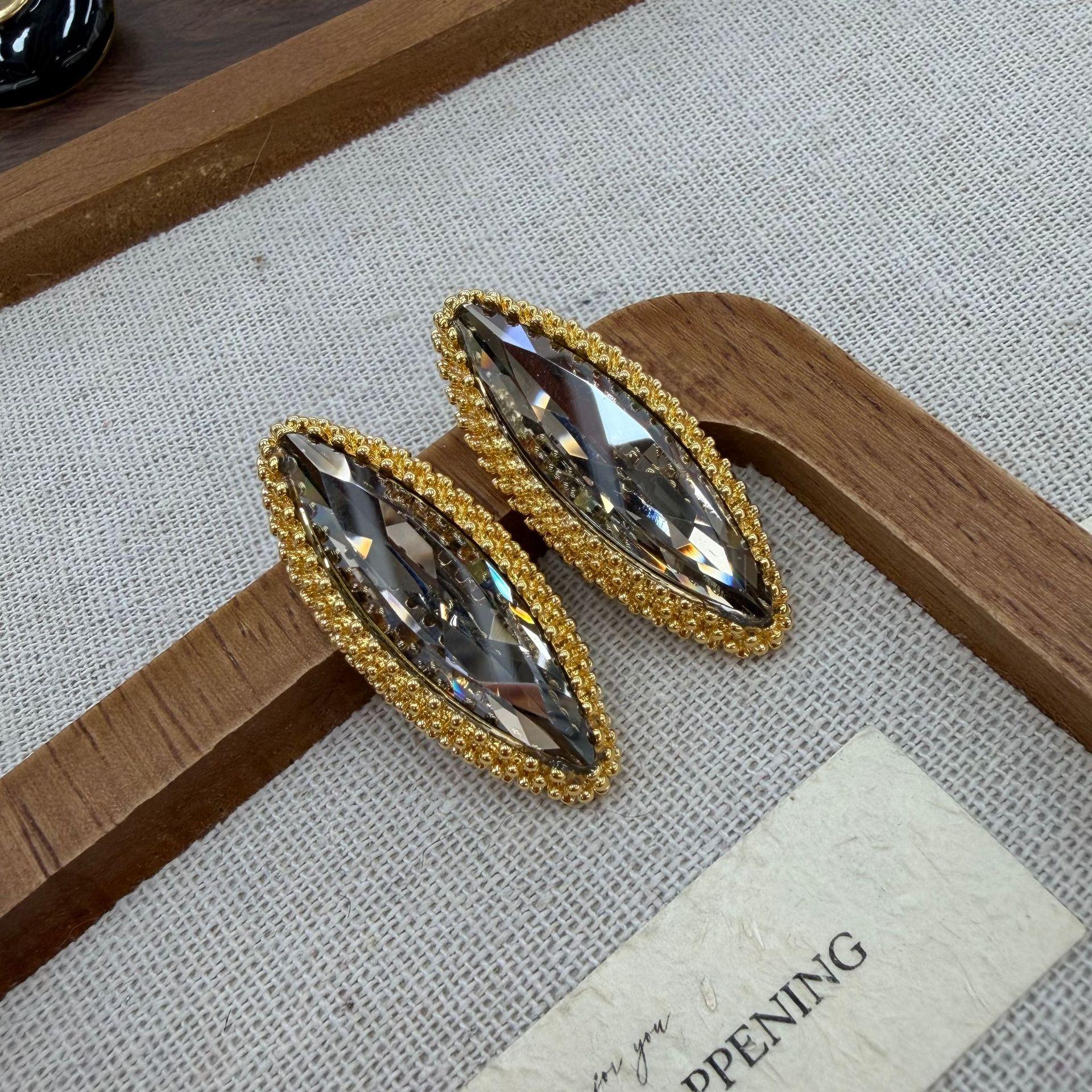 

Vintage French Hong Kong Style Baroque High-End Sense Inlaid Gray Diamond Horse Eye Stud Earrings Copper Plated Real Gold Trend Court Style Earrings
