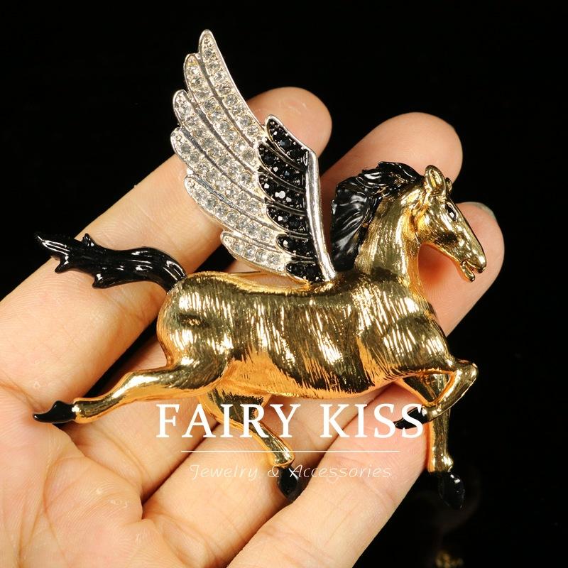 

Брошь Тяжелая Промышленность Пегас Черная Эмаль с Бриллиантовыми Крыльями Покрытая Медью Настоящим Золотом Высококлассная Брошь