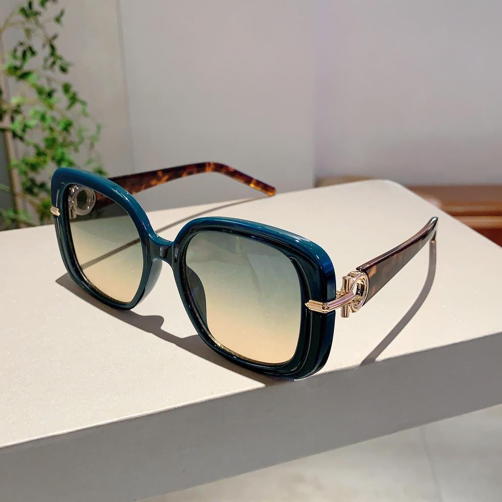 KAMMPT Vintage Square Sunglasses Women Trendy Oversized Gradient Shades Luxury Brand Design Stylish Outdoor Sun Glasses