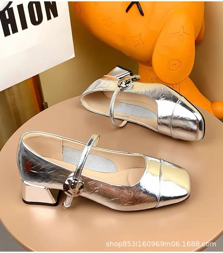 

Square head thick heel Mary Jane single shoes women s 2025 autumn new one-word buckle belt French temperament medium heel small leather shoes women 35 серебряный