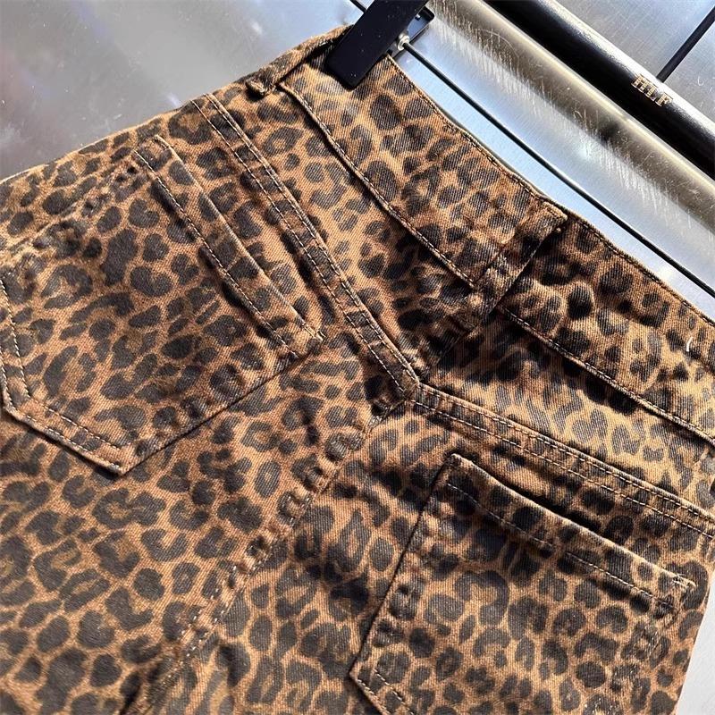 Pantaloncini di jeans aderenti a vita alta con stampa leopardata per ragazze audaci, sexy e alla moda