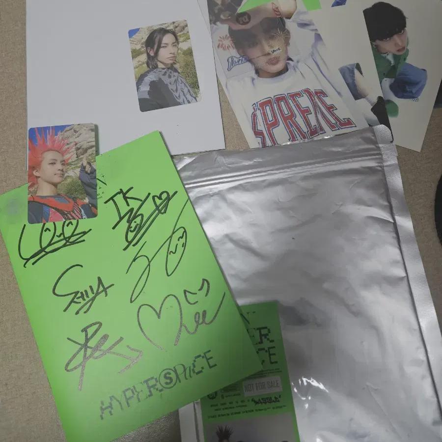 

Daimon, сильнейшая танцевальная группа среди айдолов, выпустила альбом с автографом и отдельным посланием