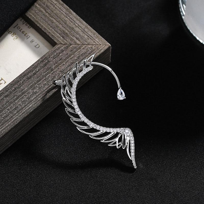 Acquista Nuovi orecchini a bottone con perle finte di rosa rossa per le donne, orecchini con nappa di fiori con strass coreani, gioielli da sposa per feste di nozze in Italia a