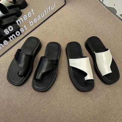 Version coréenne de pantoufles à plateforme rétro niche pour femmes, extérieur automne 2025, nouvelle mode, bout couvert, semelle souple, confortables, sandales de plage