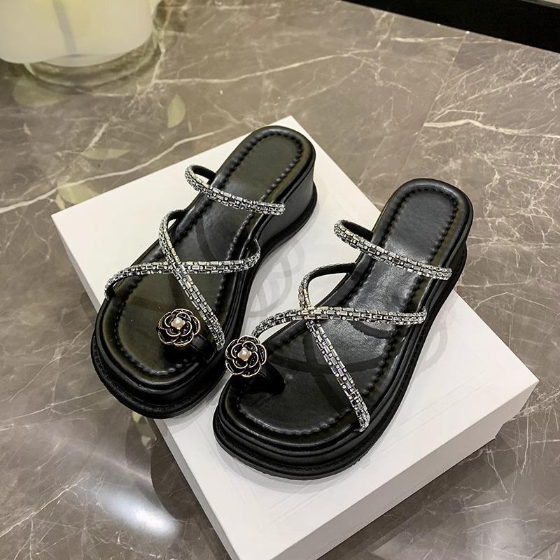 Sandalen Hausschuhe Damen 2025 Sommer neu Außen tragen Kneifüße Fett breiter Satz Zehen Französisch Römisch Strand dicker Boden Keilsandalen