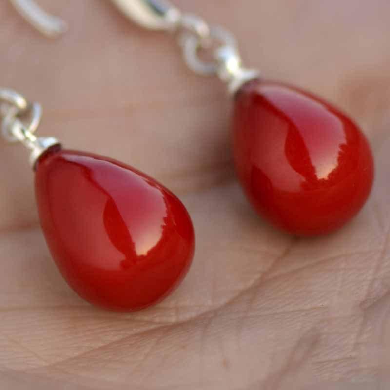 Damskie kolczyki wiszące z czerwonymi perłami